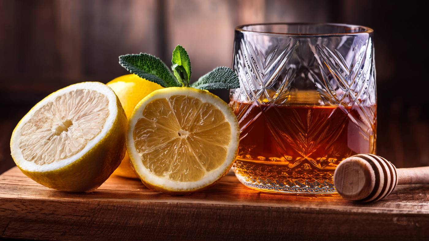 Brandy con miel y limón, remedio casero contra los catarros